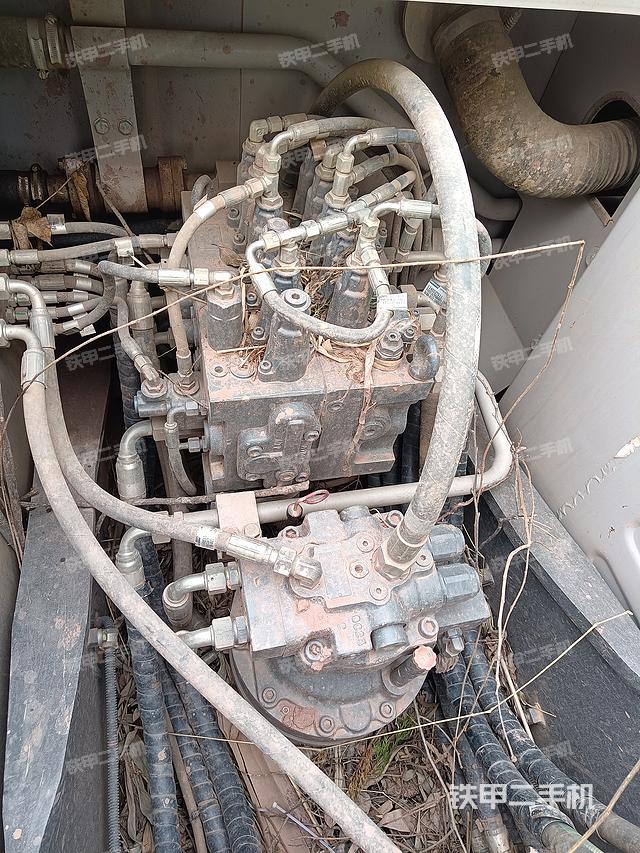 回转马达和主控阀（整机外观）