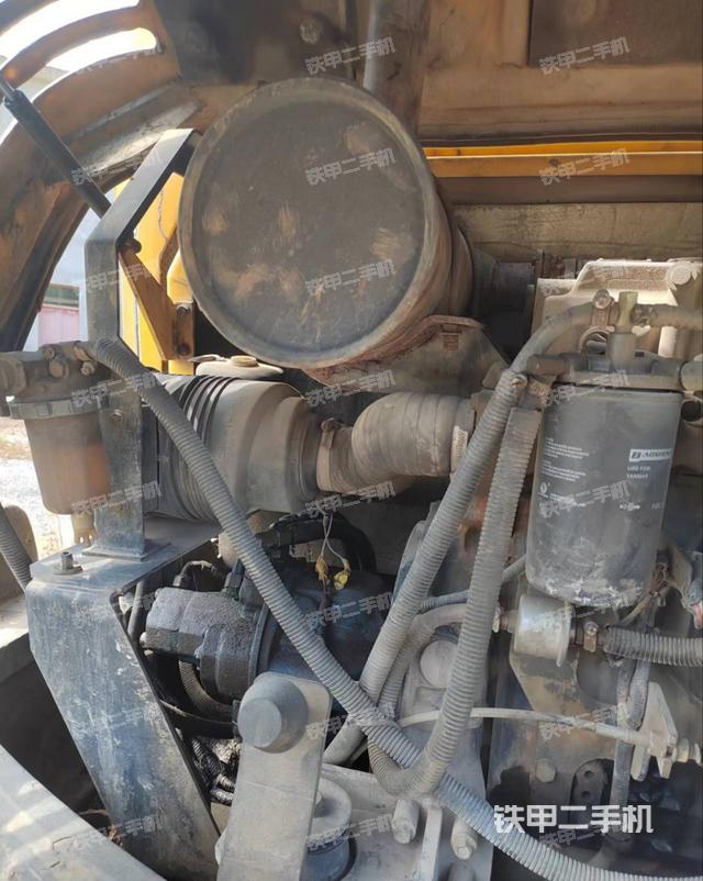 液压泵舱室正面整体（整机外观）