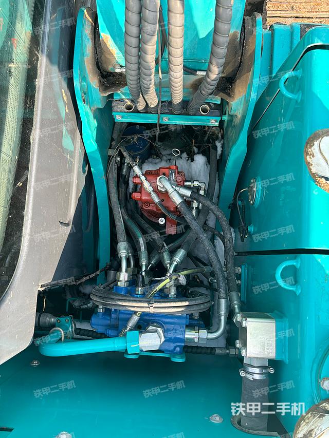 回转马达和主控阀（整机外观）