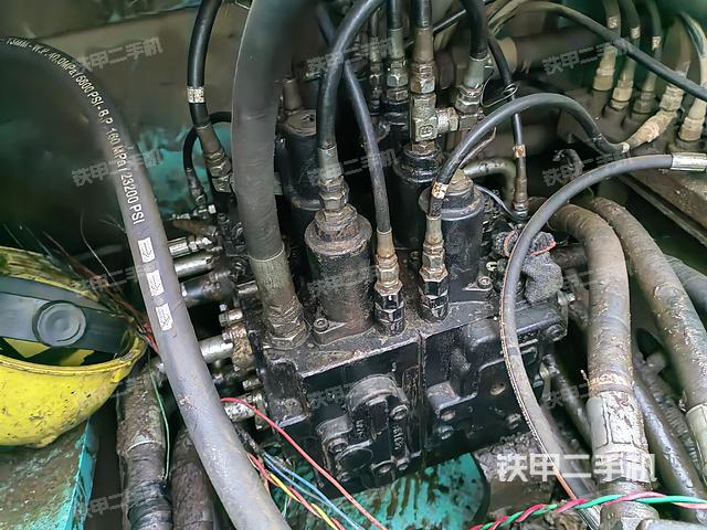 回转马达和主控阀（整机外观）