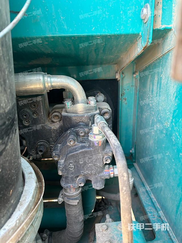 液压泵舱室正面整体（整机外观）