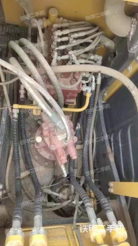 液压泵舱室正面整体（整机外观）