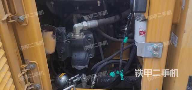 液压泵舱室正面整体（整机外观）