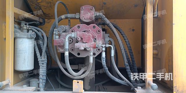 液压泵舱室正面整体（整机外观）