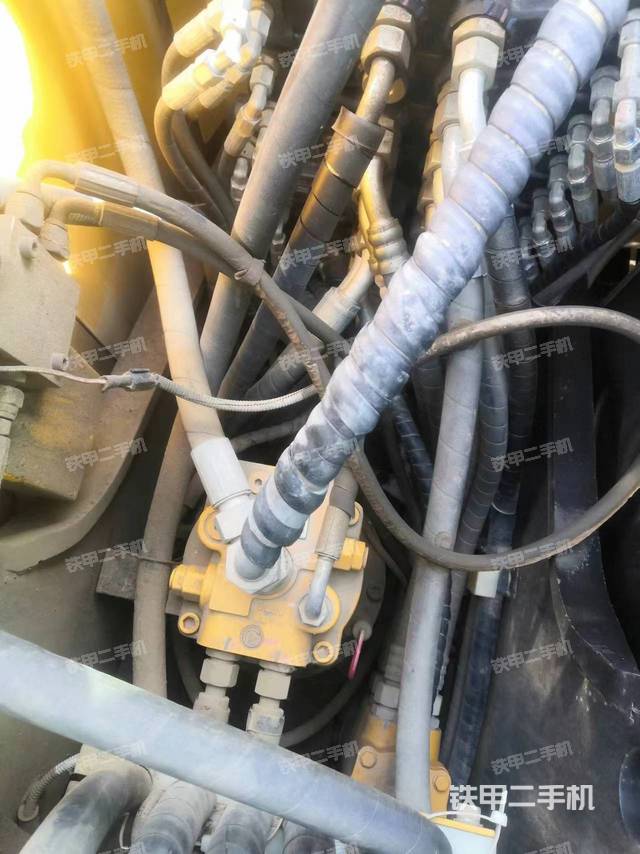 回转马达和主控阀（整机外观）