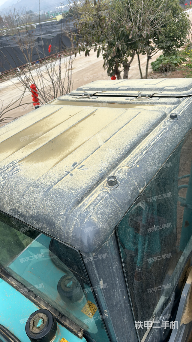 驾驶室顶部（整机外观）