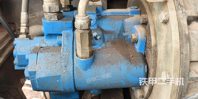 液压泵舱室正面整体（整机外观）