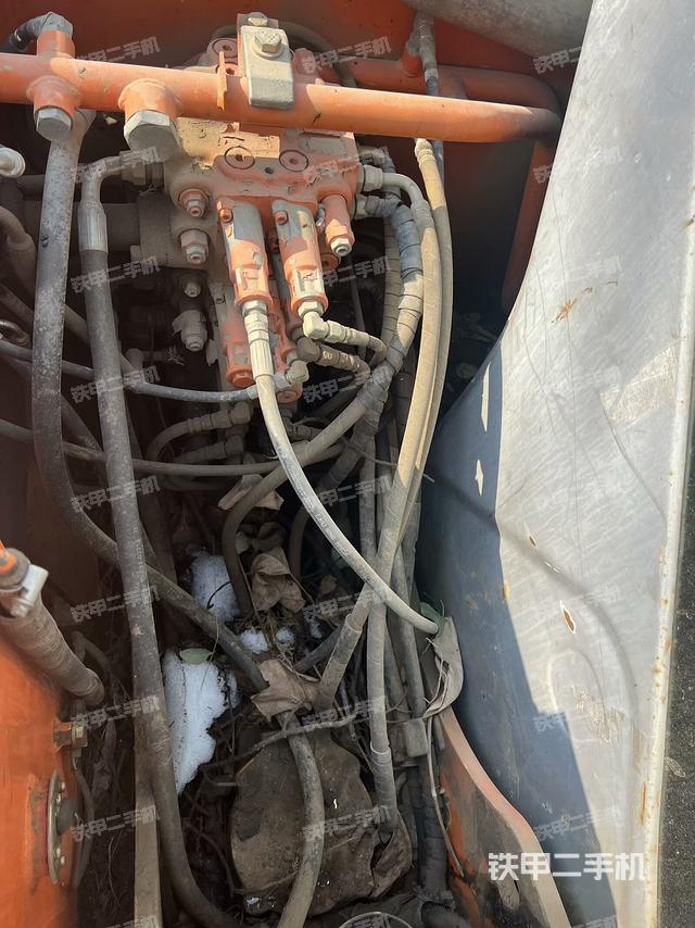 回转马达和主控阀（整机外观）