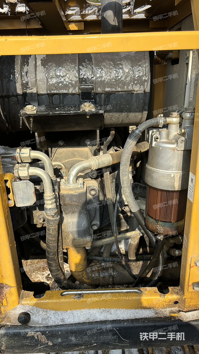 液压泵舱室正面整体（整机外观）