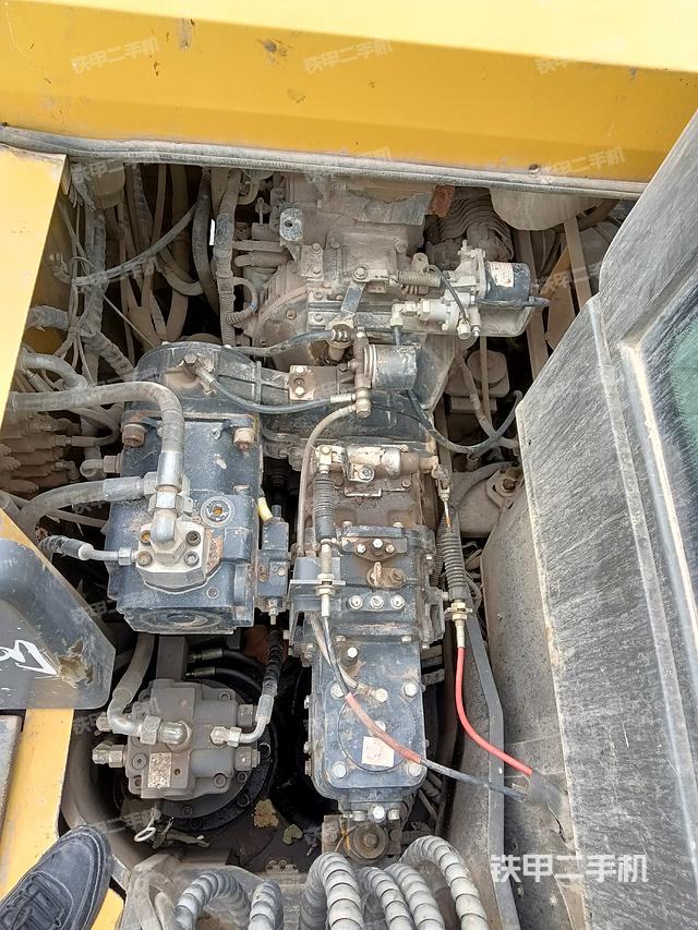 液压泵舱室正面整体（整机外观）