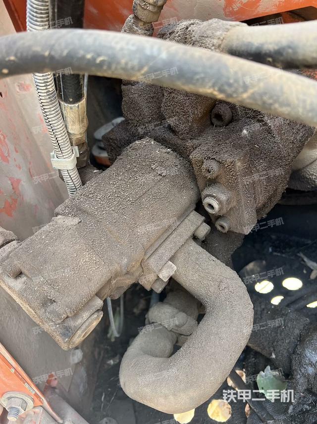 液压泵舱室正面整体（整机外观）