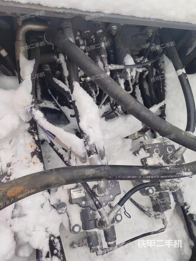 回转马达和主控阀（整机外观）