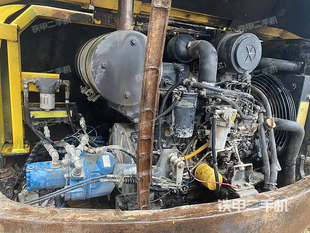 液压泵舱室正面整体（整机外观）