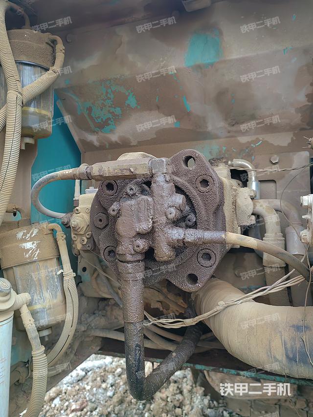 液压泵舱室正面整体（整机外观）