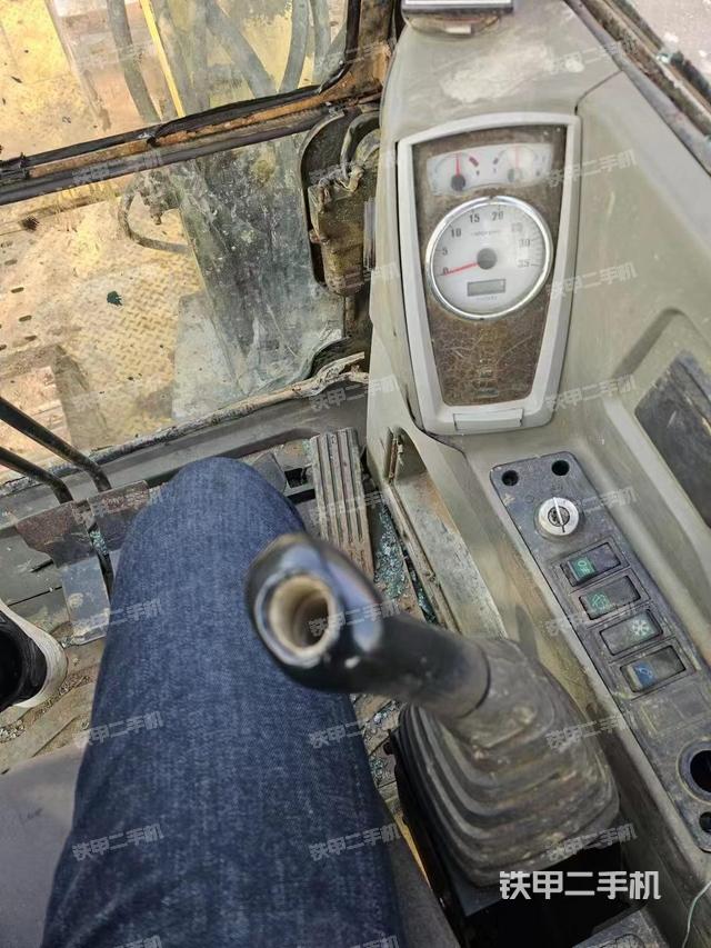 回转马达和主控阀（整机外观）