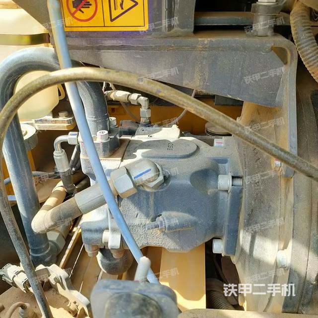 液压泵舱室正面整体（整机外观）