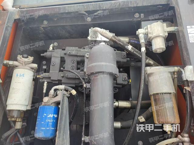 液压泵舱室正面整体（整机外观）