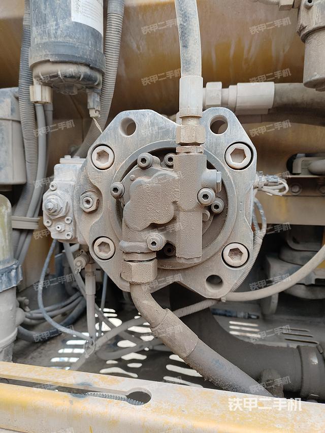 液压泵舱室正面整体（整机外观）