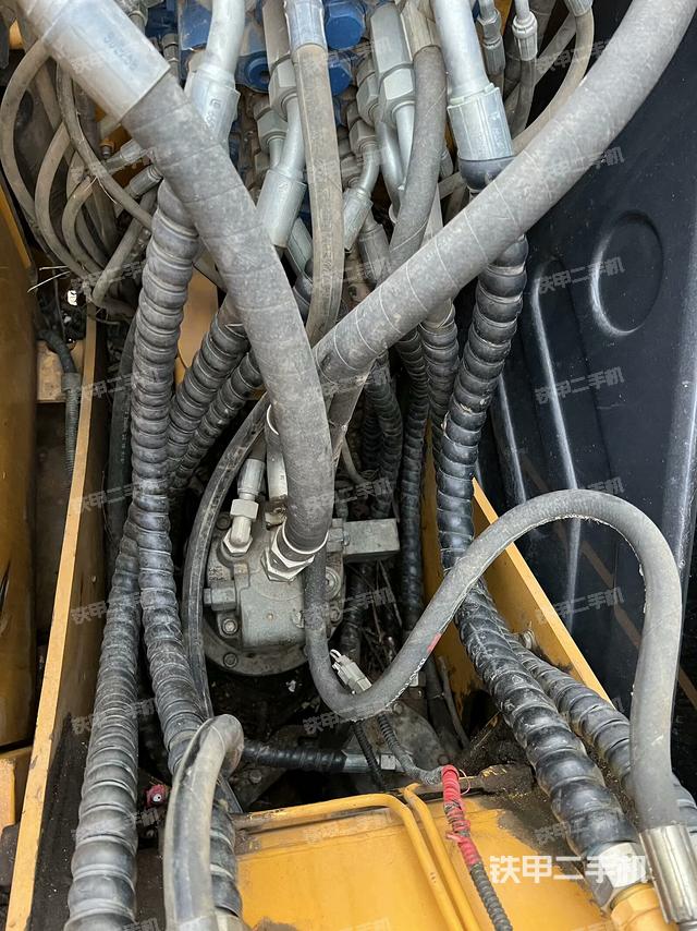 回转马达和主控阀（整机外观）