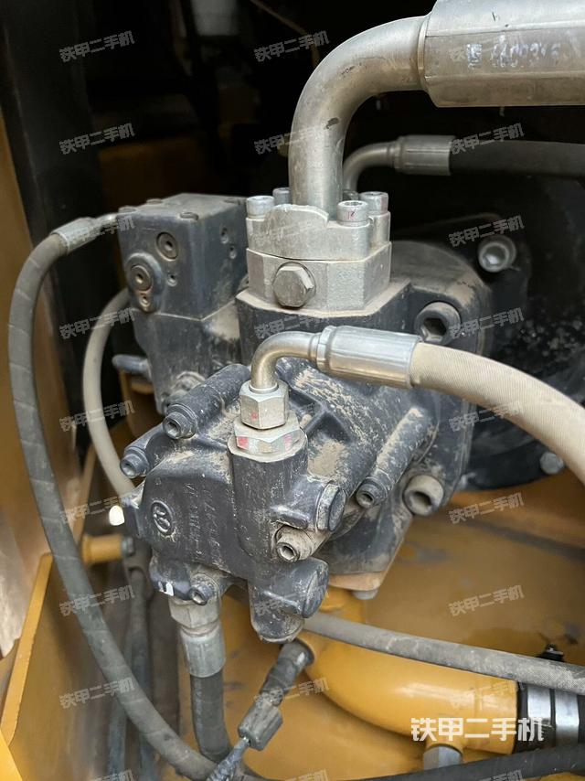 液压泵舱室正面整体（整机外观）