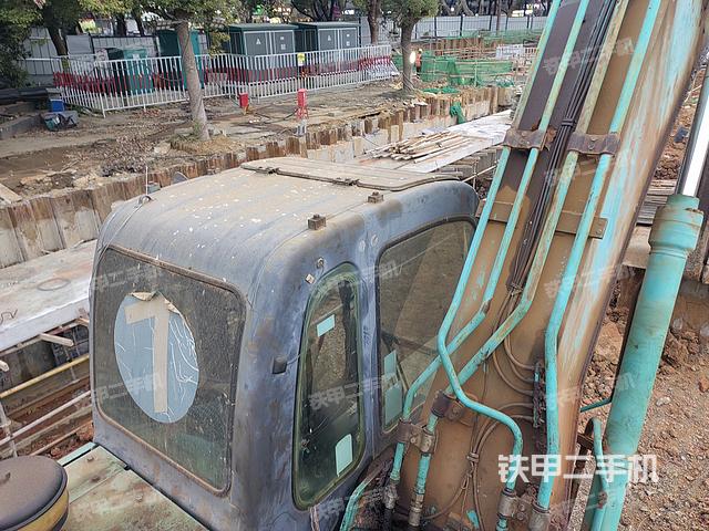 驾驶室顶部（整机外观）