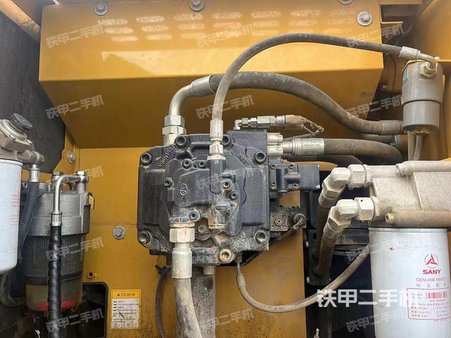 液压泵舱室正面整体（整机外观）