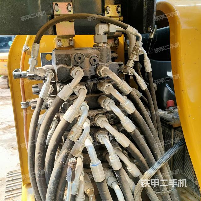 回转马达和主控阀（整机外观）