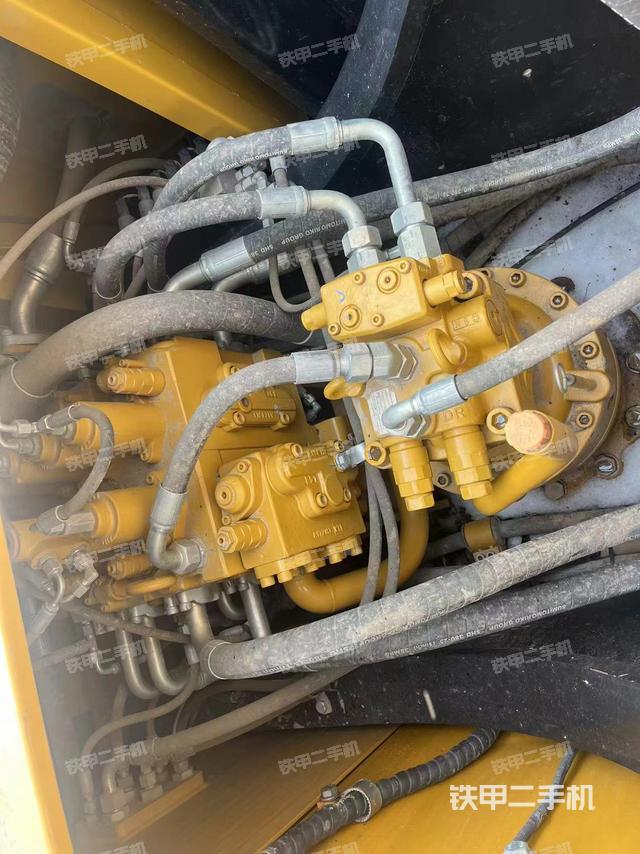 回转马达和主控阀（整机外观）