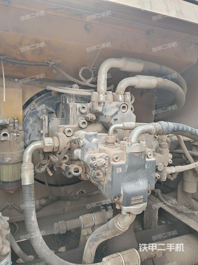 液压泵舱室正面整体（整机外观）