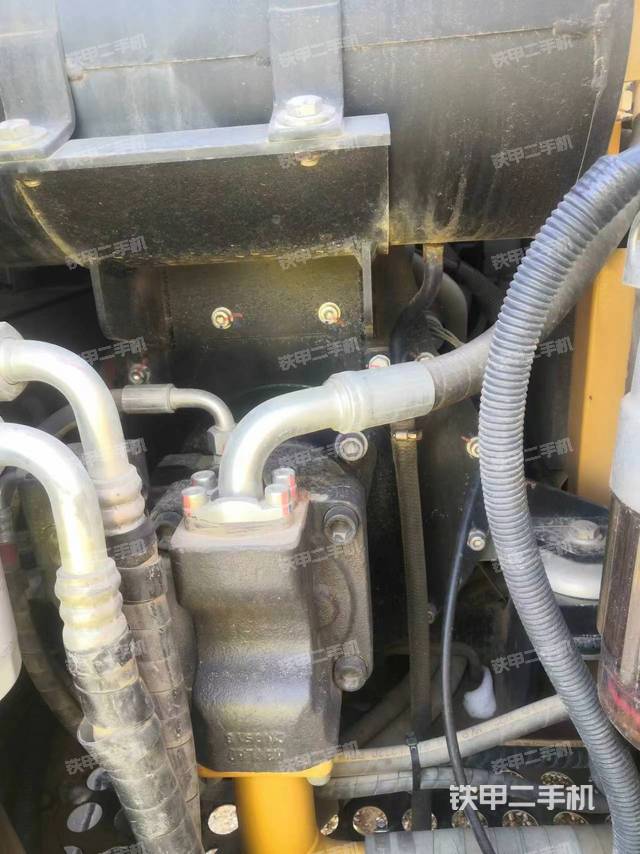 液压泵舱室正面整体（整机外观）