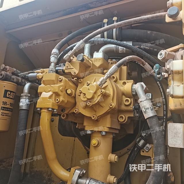 液压泵舱室正面整体（整机外观）