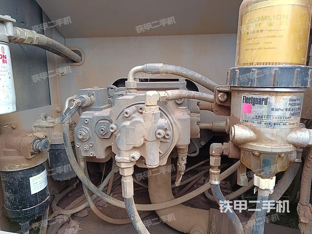 液压泵舱室正面整体（整机外观）