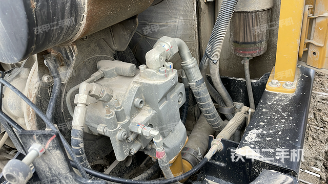 液压泵舱室正面整体（整机外观）