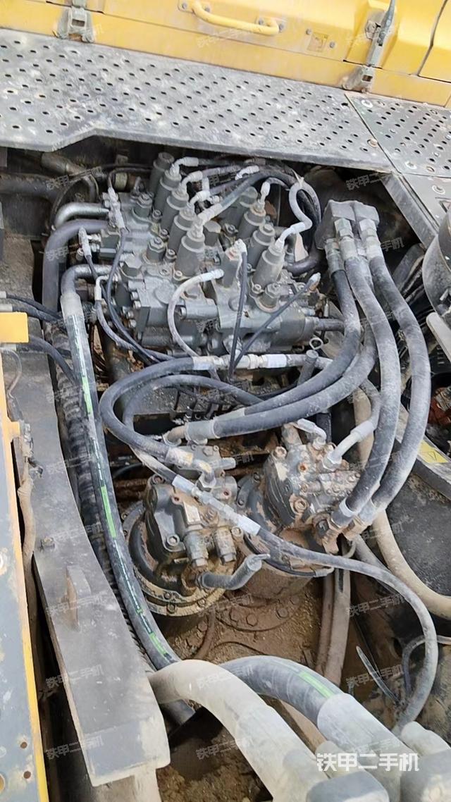 回转马达和主控阀（整机外观）