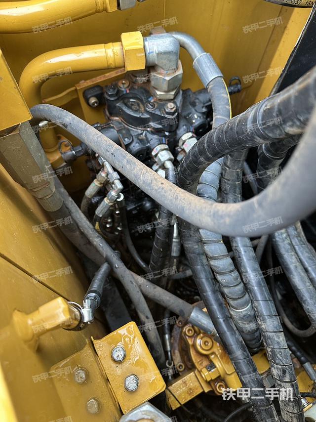 回转马达和主控阀（整机外观）