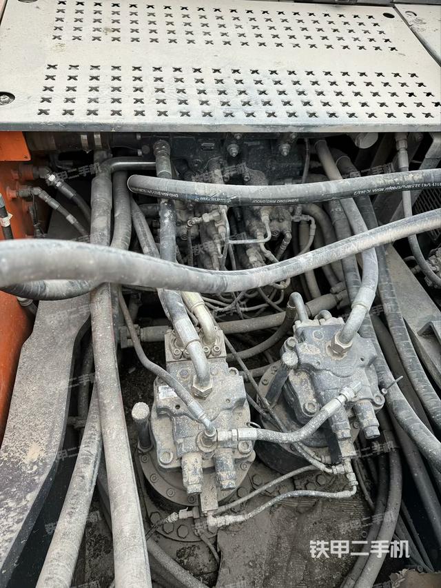 回转马达和主控阀（整机外观）