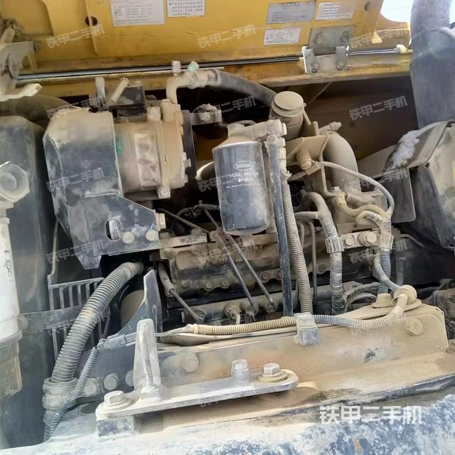 液压泵舱室正面整体（整机外观）