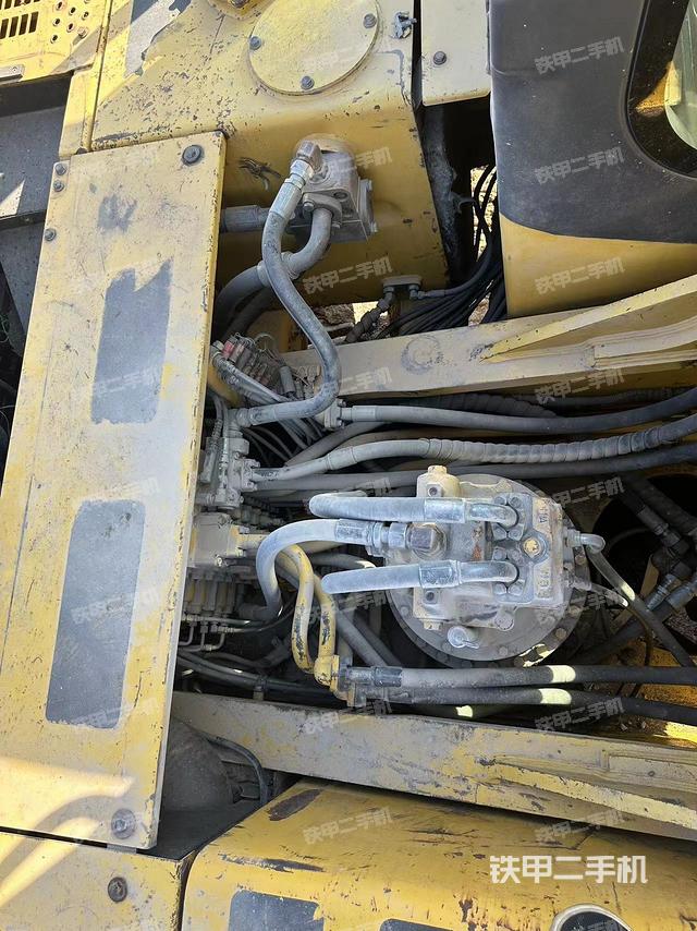 回转马达和主控阀（整机外观）