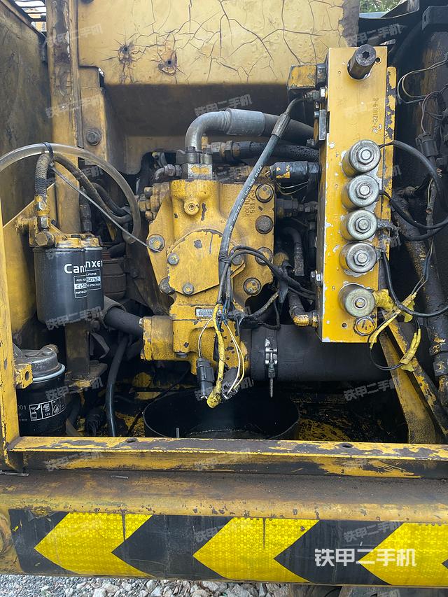 液压泵舱室正面整体（整机外观）