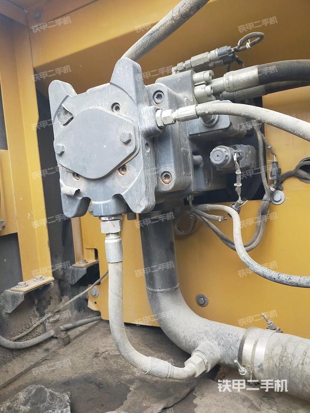 液压泵舱室正面整体（整机外观）