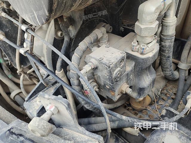 液压泵舱室正面整体（整机外观）