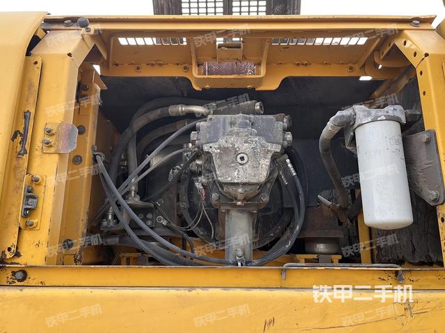 液压泵舱室正面整体（整机外观）