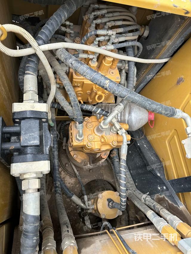 回转马达和主控阀（整机外观）