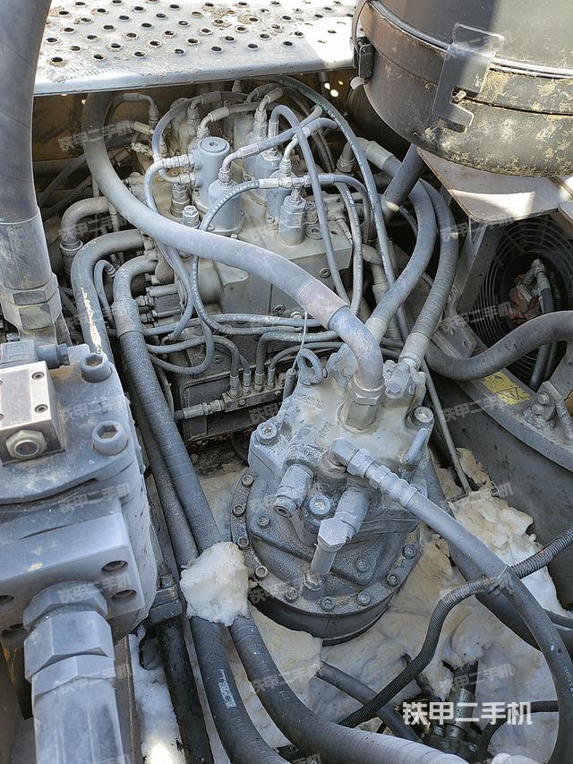 回转马达和主控阀（整机外观）