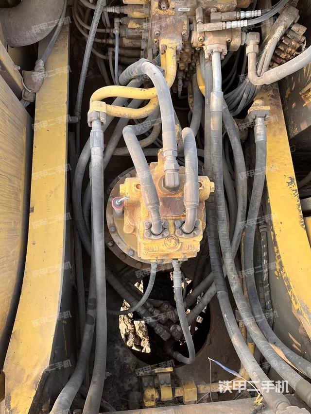 回转马达和主控阀（整机外观）