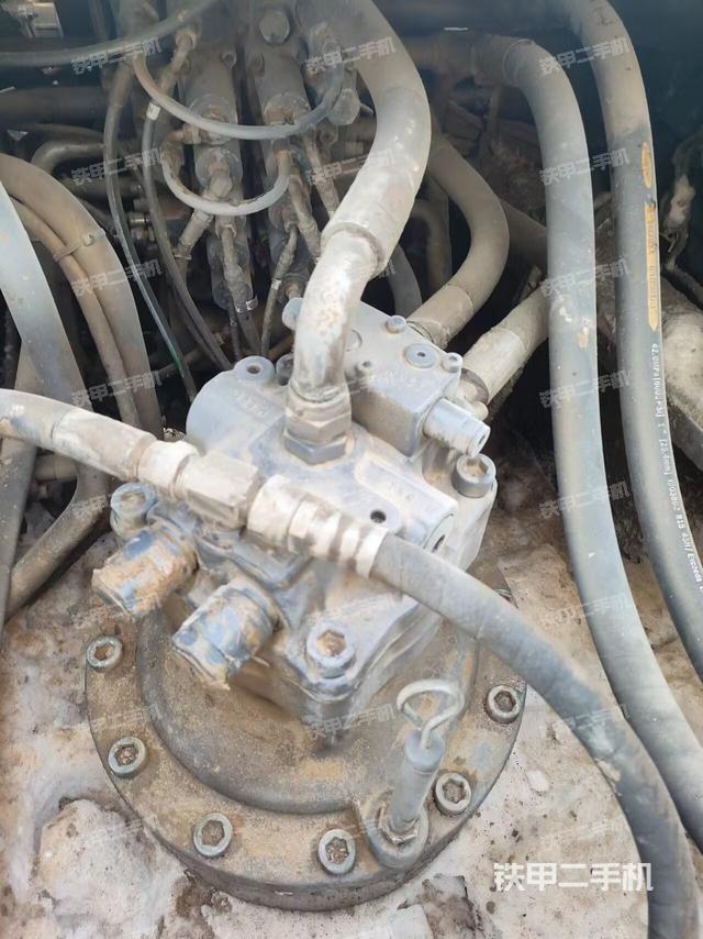 回转马达和主控阀（整机外观）