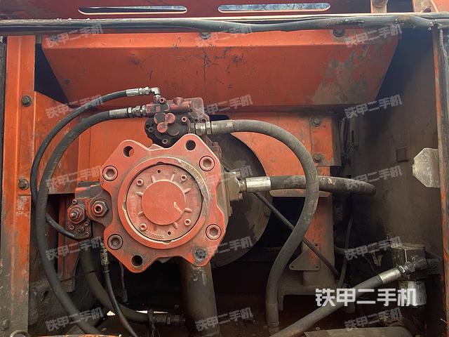 液压泵舱室正面整体（整机外观）