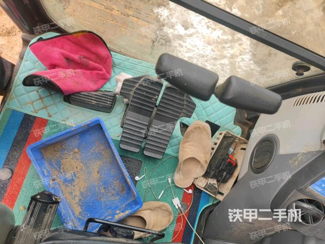 行走控制手柄和踏板 俯拍（驾驶室部分）