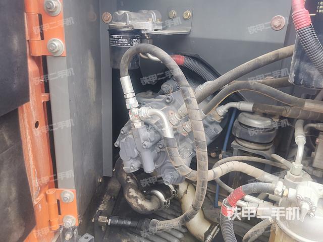 液压泵舱室正面整体（整机外观）