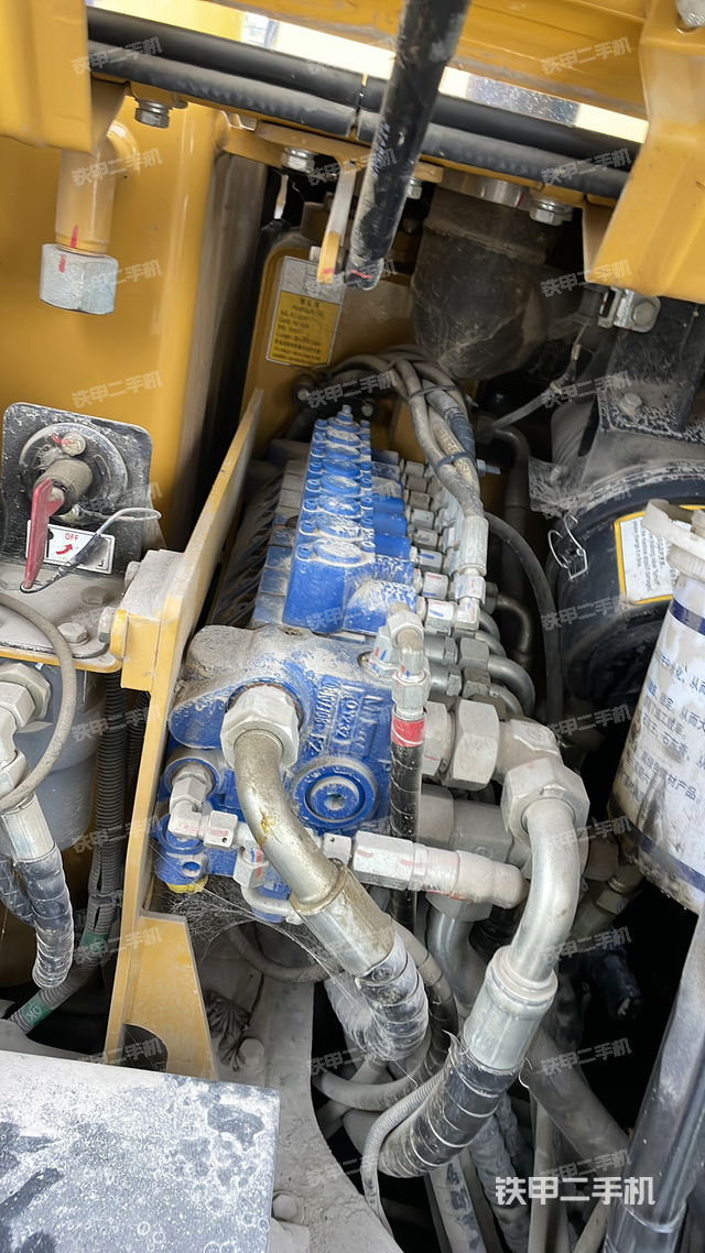 回转马达和主控阀（整机外观）